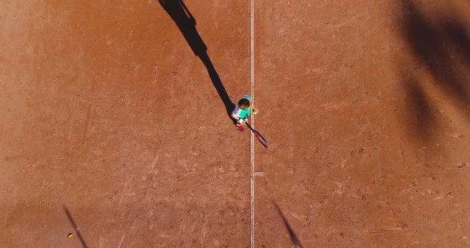 jeunes qui jouent au tennis sur terre battue 