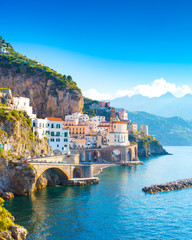 Ochtend uitzicht op Amalfi stadsgezicht aan de kustlijn van de Middellandse Zee, Italië