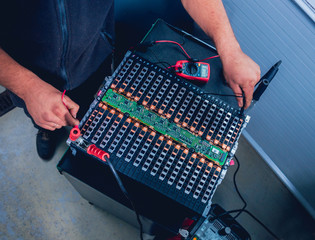 Charging the batteries of the elecric motor. Disassembling the battery of an electric vehicle engine