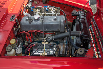 古い車のエンジンルーム　engine compartment of a old vehicle
