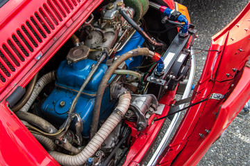 Fototapeta premium 古い車のエンジンルーム engine compartment of a old vehicle
