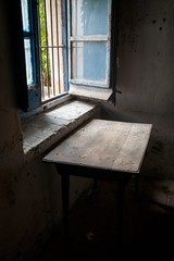 Mesa y ventana en casa abandonada | Table and window in abandoned house