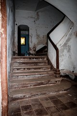 Escalera en casa abandonada | Ladder in abandoned house