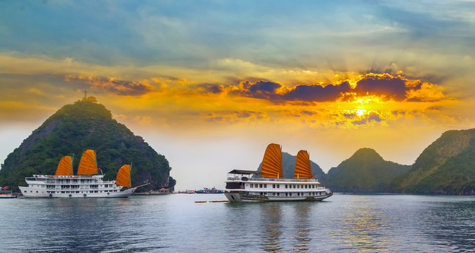 Fototapeta Tourist junks floating Ha Long Bay, South China Sea Vietnam