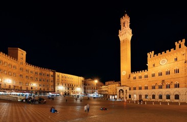 Obraz premium Siena City Hall Bell Tower at night
