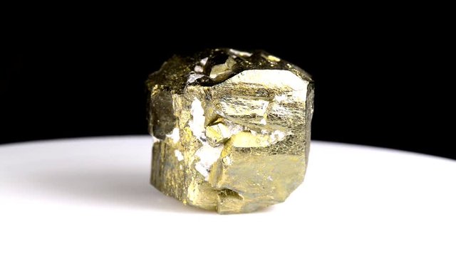 Pyrit auf Drehteller