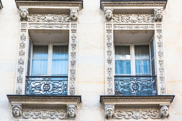 Obraz premium Paris, typical window with sculptures carved around 