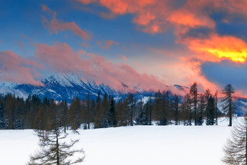Fototapeta na wymiar A beautiful sunset in the Alps. Winter mountain landscape.
