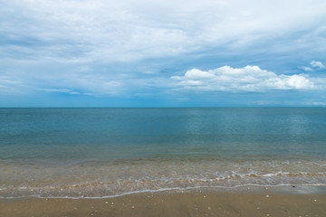 Fototapeta na wymiar Quiet sea with blue sky.