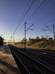 Fototapeta na wymiar Peron kolejowy o poranku 