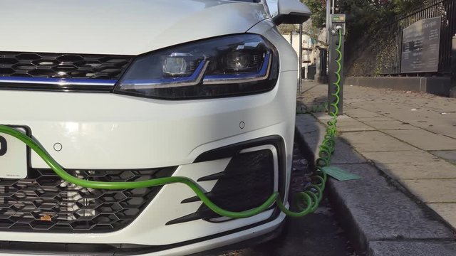 Power station and the process of charging an electric car.