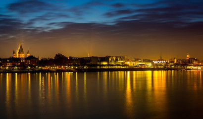 Rheinufer bei Mainz an einem Herbstabend