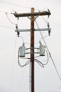 alter Strommast aus Holz und Transformator