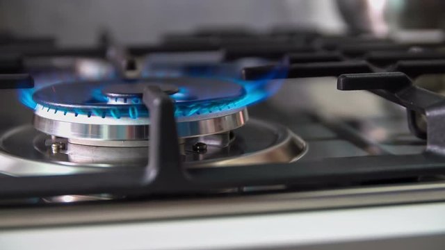 Automatic electric ignition on a advanced gas stove. Stove is really tidy, it looks like new one.