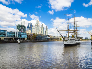 Fototapeta na wymiar Argentinien, Buenos Aires, Puerto Madero, Dock Süd mit Fregatte Sarmiento