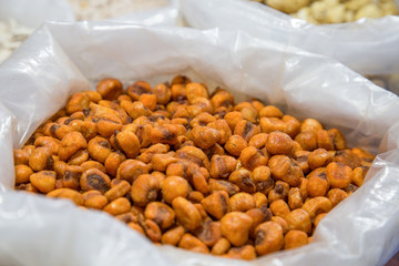 sacchetto di mais piccante in una bancarella