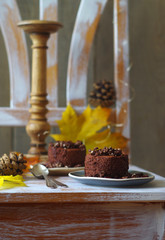Mousse au Chocolat Törtchen mit Schokoladen-Haferflocken Boden- und Crumbles und Preiselbeersauce (Herbst)