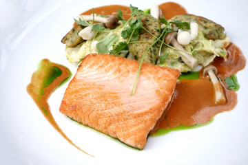 Grilled Salmon with fresh lettuce