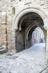 Fototapeta na wymiar Dinan. Porte dans les remparts de la ville, rue du Jerzual. Côtes d’Armor. Bretagne