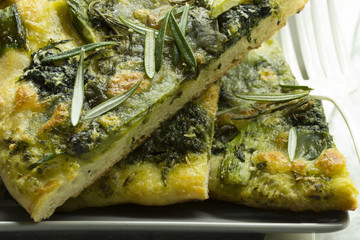 Focaccia mit grünem Spargel und Spinat, vegan