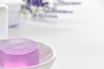 コスメ・美容イメージ　ラベンダー石鹸と化粧品