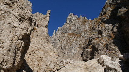 Pareti di roccia nel cielo azzurro