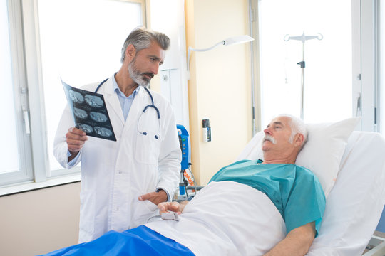 doctor talking to the patient