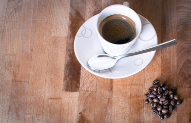 tazzina caffè moka su fondo di legno