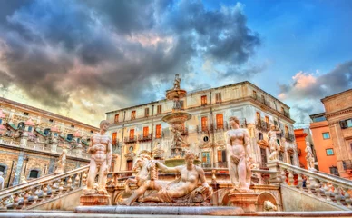 Poster Fontana Pretorian met naakte beelden in Palermo, Italië © Leonid Andronov