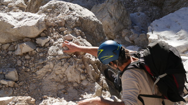 Alpinista su roccia