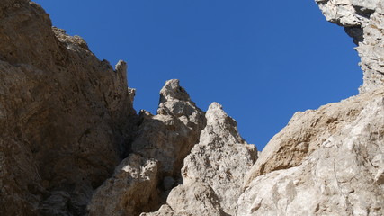 Pareti di roccia nel cielo azzurro
