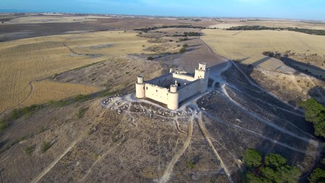 Castillo de Barcience en la provincia de Toledo (Castilla La Mancha,Espa&ntilde;a). Video aereo con drone