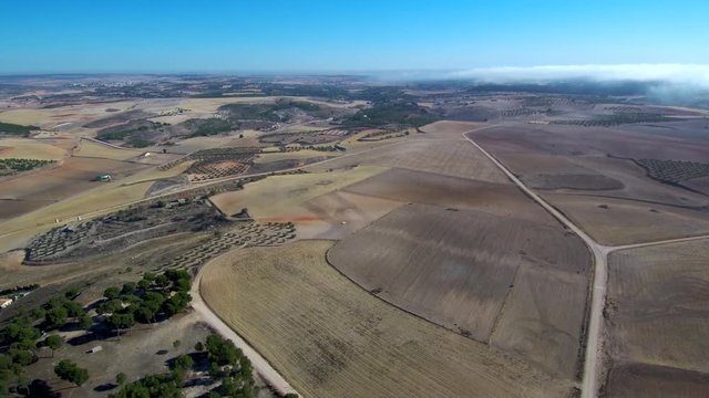 Campos y castillo de Belmonte ( Cuenca,Castilla La Mancha) desde el aire. Video aereo