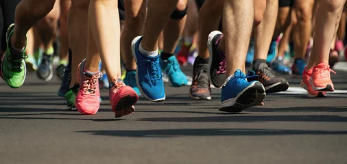 Photo sur Plexiglas Jogging Marathon runners running on city road,detail on legs