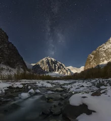 Fotobehang K2 Fantastische sterrenhemel. Herfstlandschap en besneeuwde bergtoppen