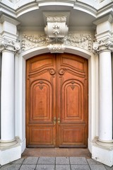 Barocke Eingangstür an einem alten Haus in der Altstadt von Dresden