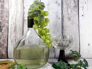 Stillleben Weinflasche Boxbeutel mit Weinglas