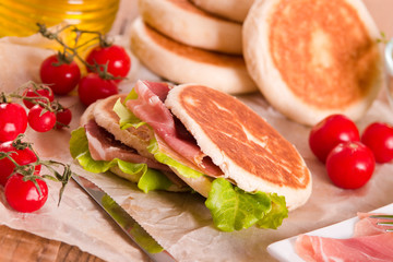 Tigella bread stuffed with ham and lettuce. 