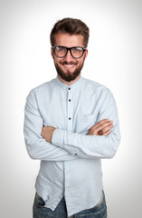 Portrait von selbstbewussten Mann mit Brille und weißen Hemd