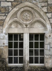 Fototapeta na wymiar Fenêtre gothique de l'abbaye de Fontenay à Marmagne, Côte-d'Or, France