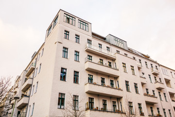 Fototapeta na wymiar white big apartment house in berlin