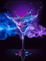 Stickers pour porte Cocktail cocktail martini éclaboussant sur fond bleu et violet fumé