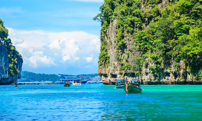 Obraz premium Boat in MAYA Bay Phi Phi Islands Andaman sea Krabi Thailand.