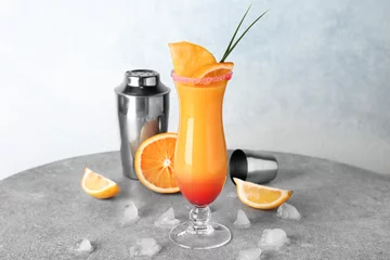 Crédence de cuisine en verre imprimé Cocktail Glass with tasty exotic cocktail on table