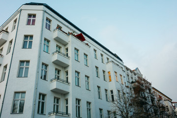 Fototapeta premium low angle view of white apartment house in the evening