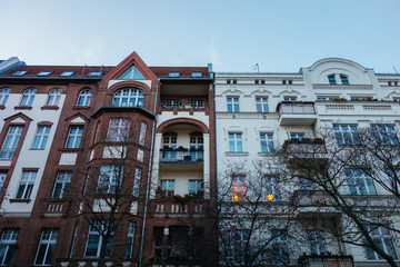 Obraz premium residential brick and white facaded buildings in a street at germany on a cloudy day