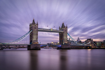 Die erhabene Tower Bridge an der Themse in London bei Abenddämmerung