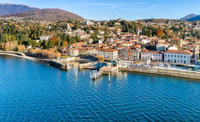 Papier peint photo autocollant rond Ville sur leau Vue aérienne de Luino, est une petite ville sur les rives du lac Majeur dans la province de Varese, en Italie.