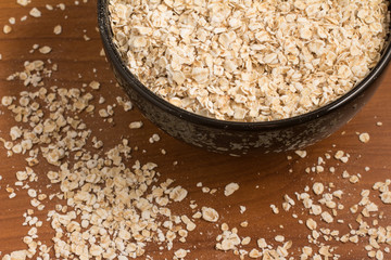 Oats flakes in a black bowl