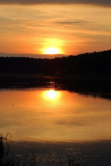 Obraz premium Gold light on sun set with light on the river. Idyllic Wallpaper Setting Sun.